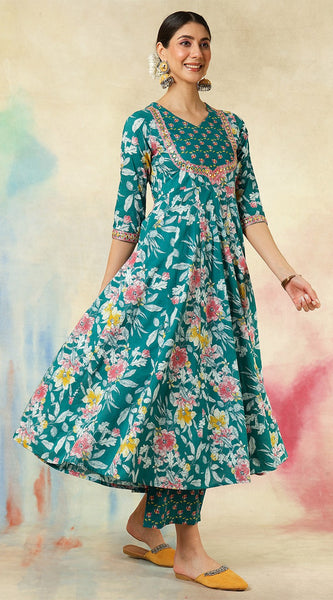 delicate embroidery work on the kurti